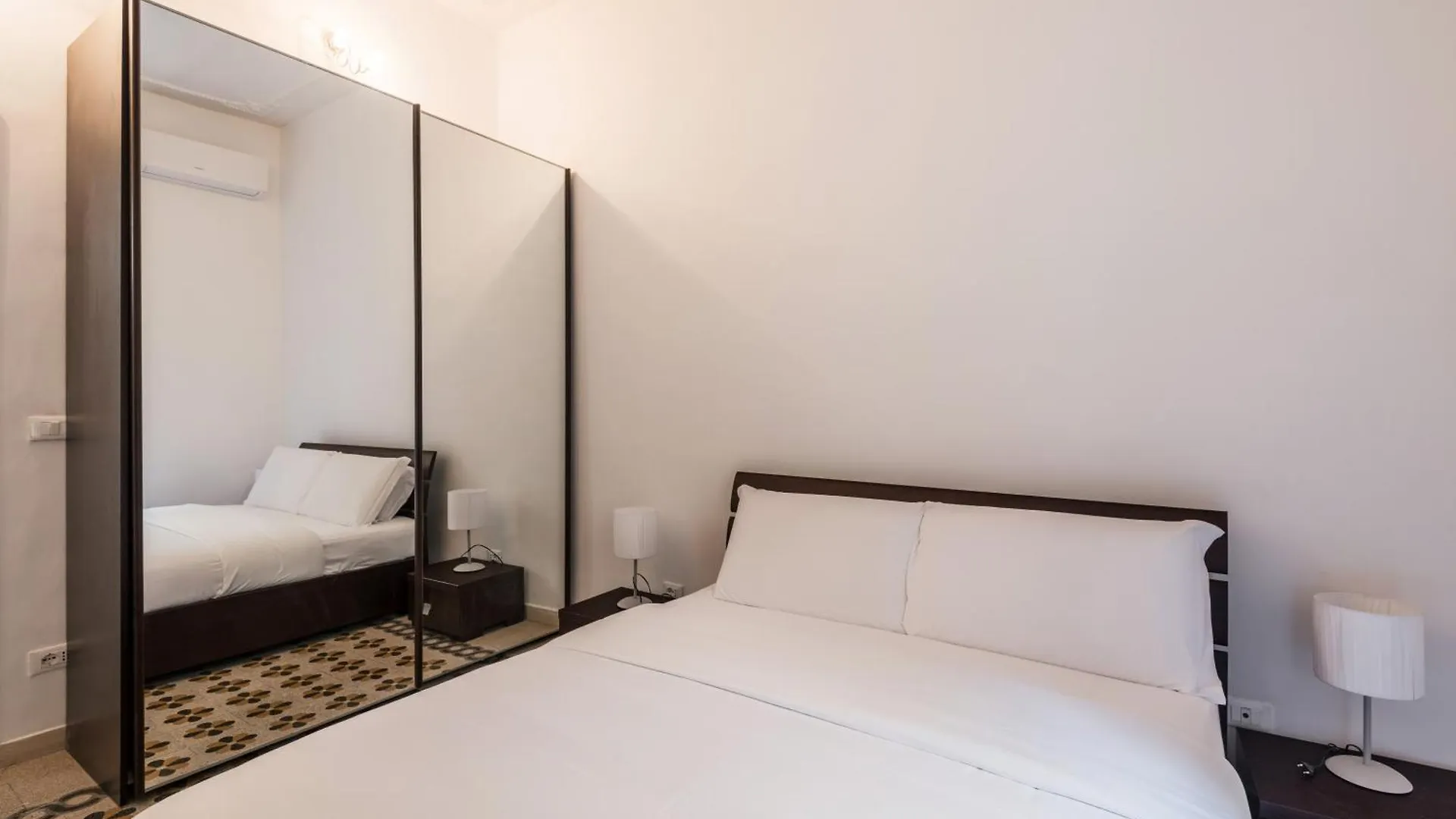 Iflat Mid-Century Modern Vatican Apartment ローマ