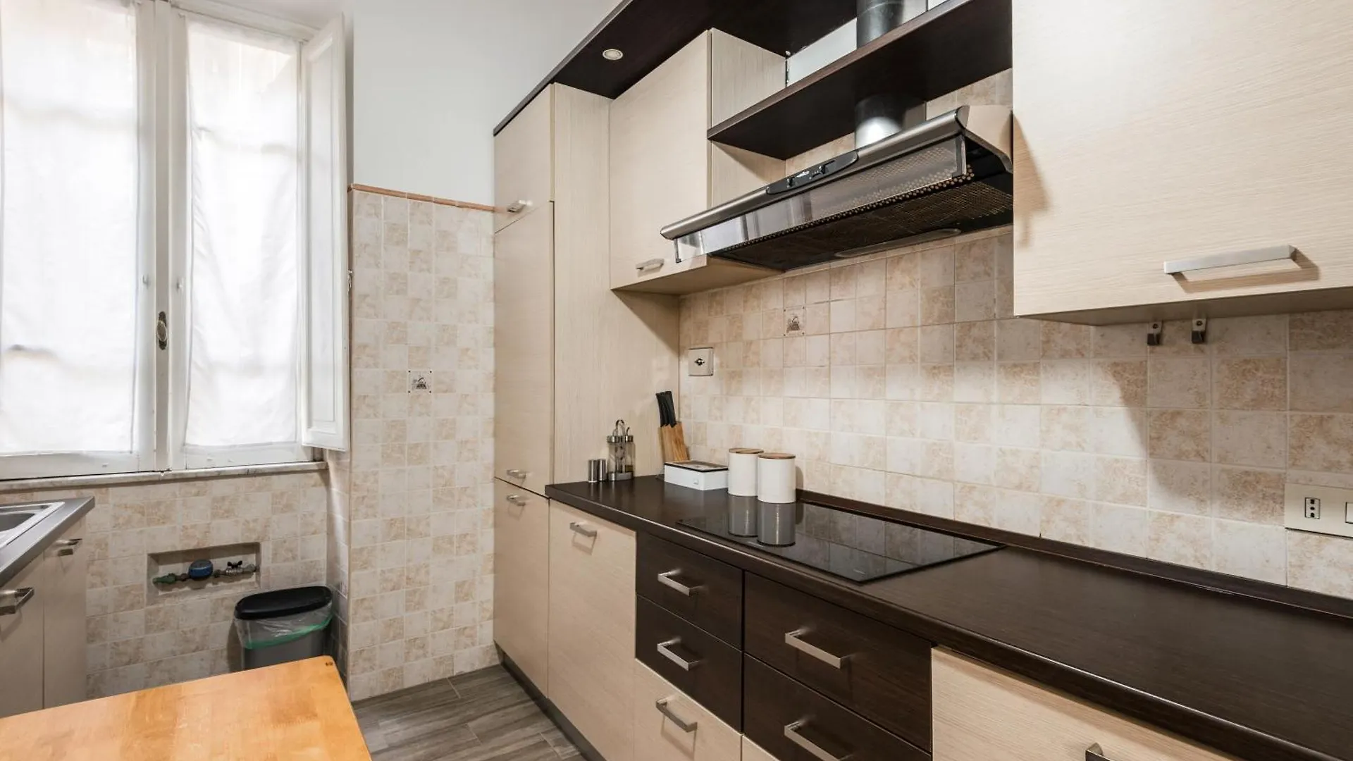 Iflat Mid-Century Modern Vatican Apartment ローマ