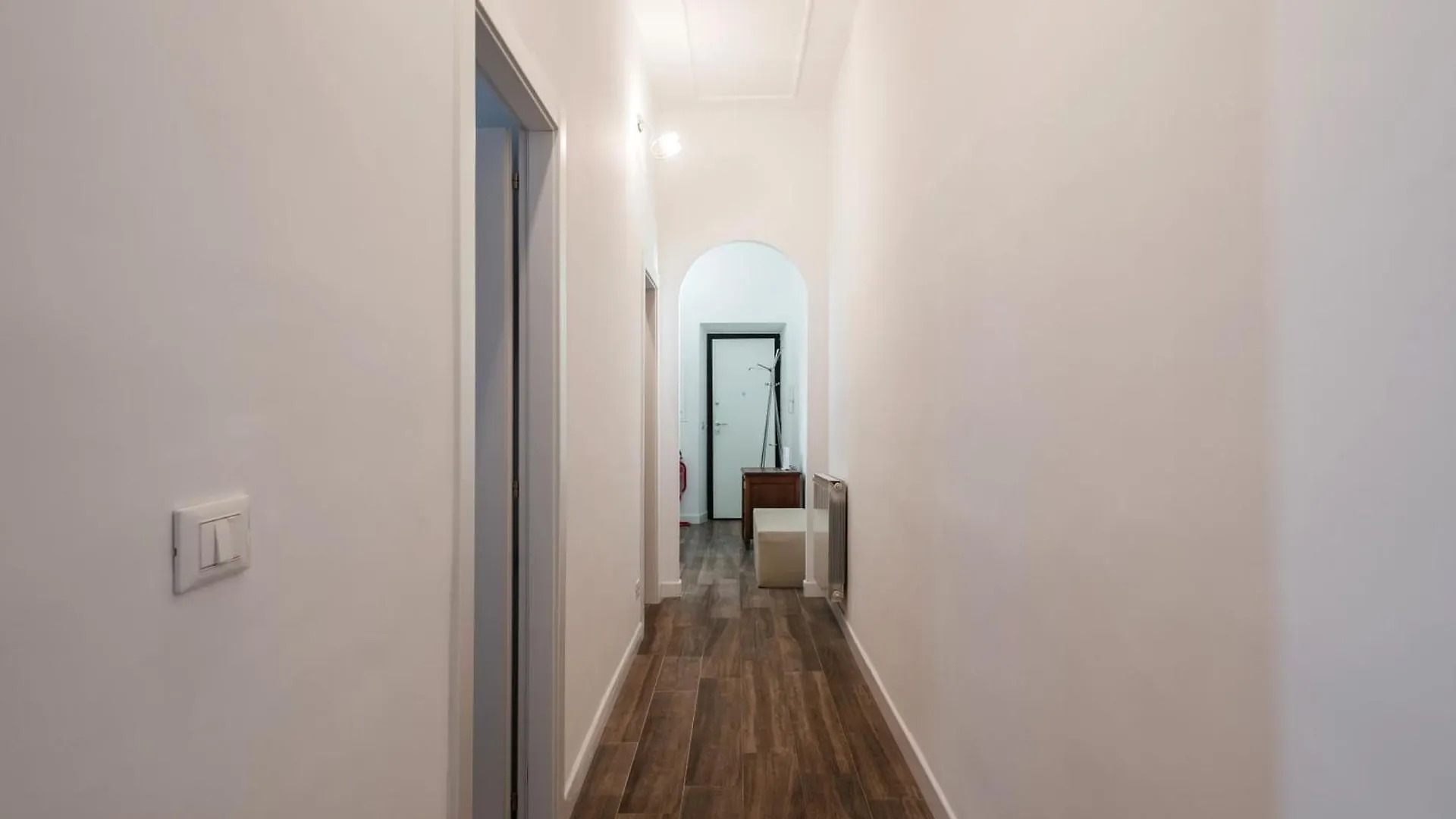 Iflat Mid-Century Modern Vatican Apartment ローマ イタリア