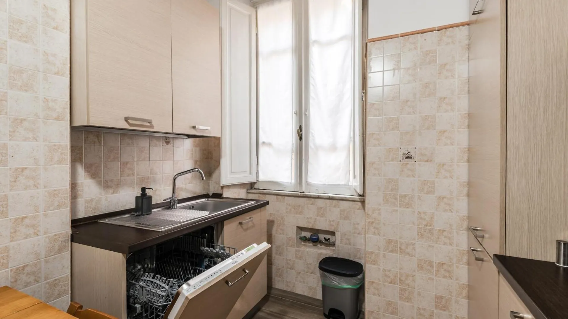 Iflat Mid-Century Modern Vatican Apartment ローマ 0*,