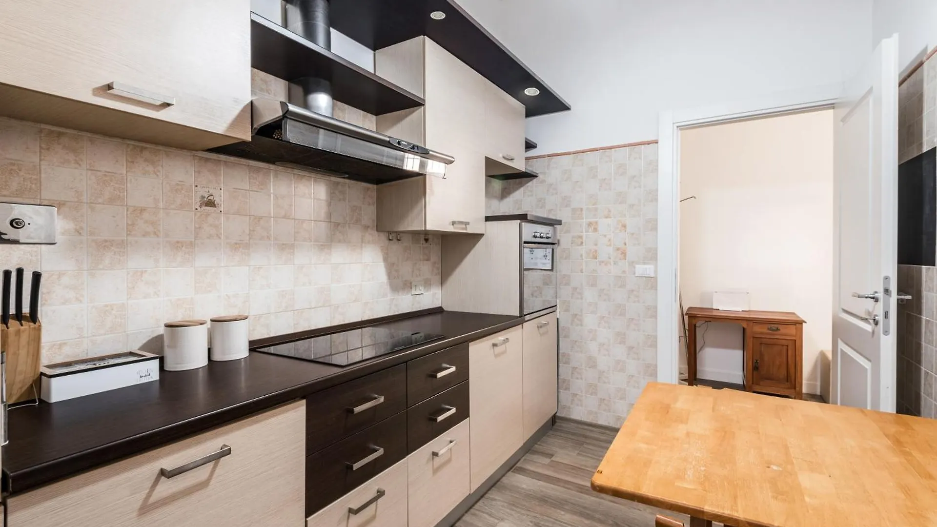 Iflat Mid-Century Modern Vatican Apartment ローマ