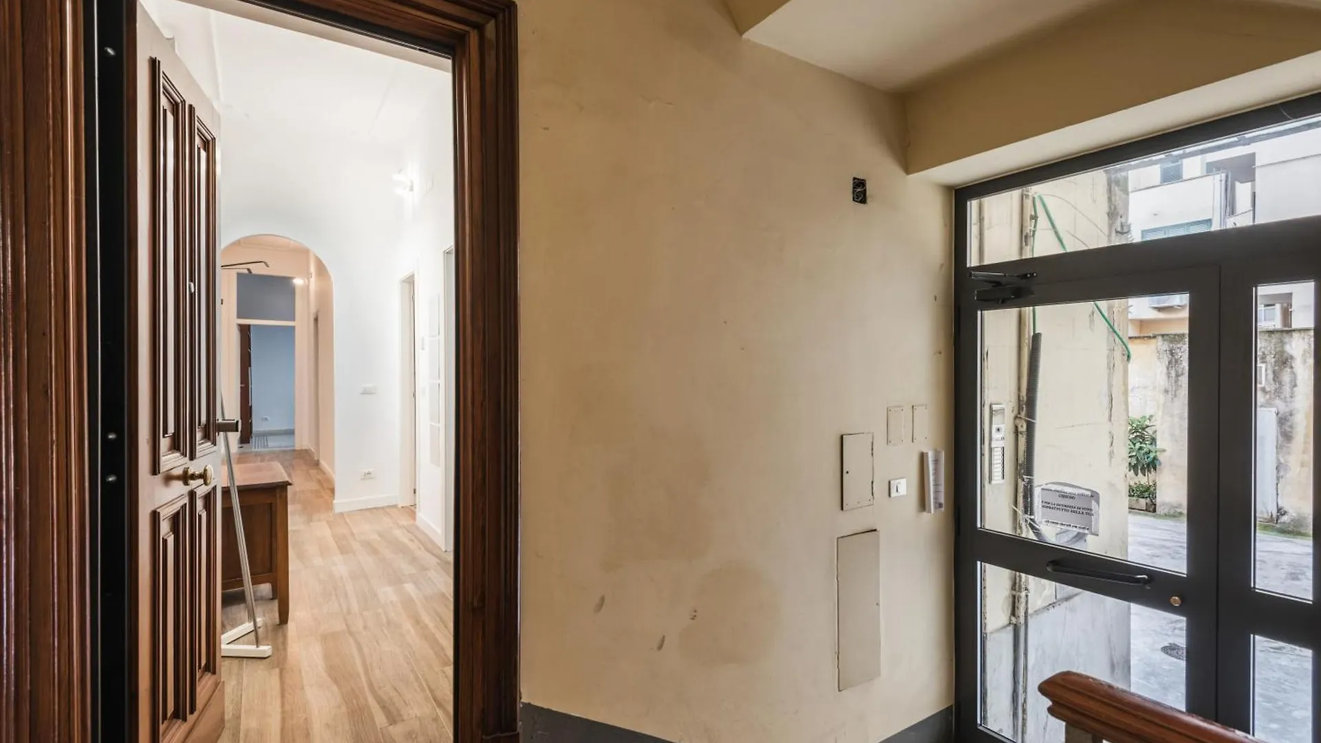 Iflat Mid-Century Modern Vatican Apartment ローマ