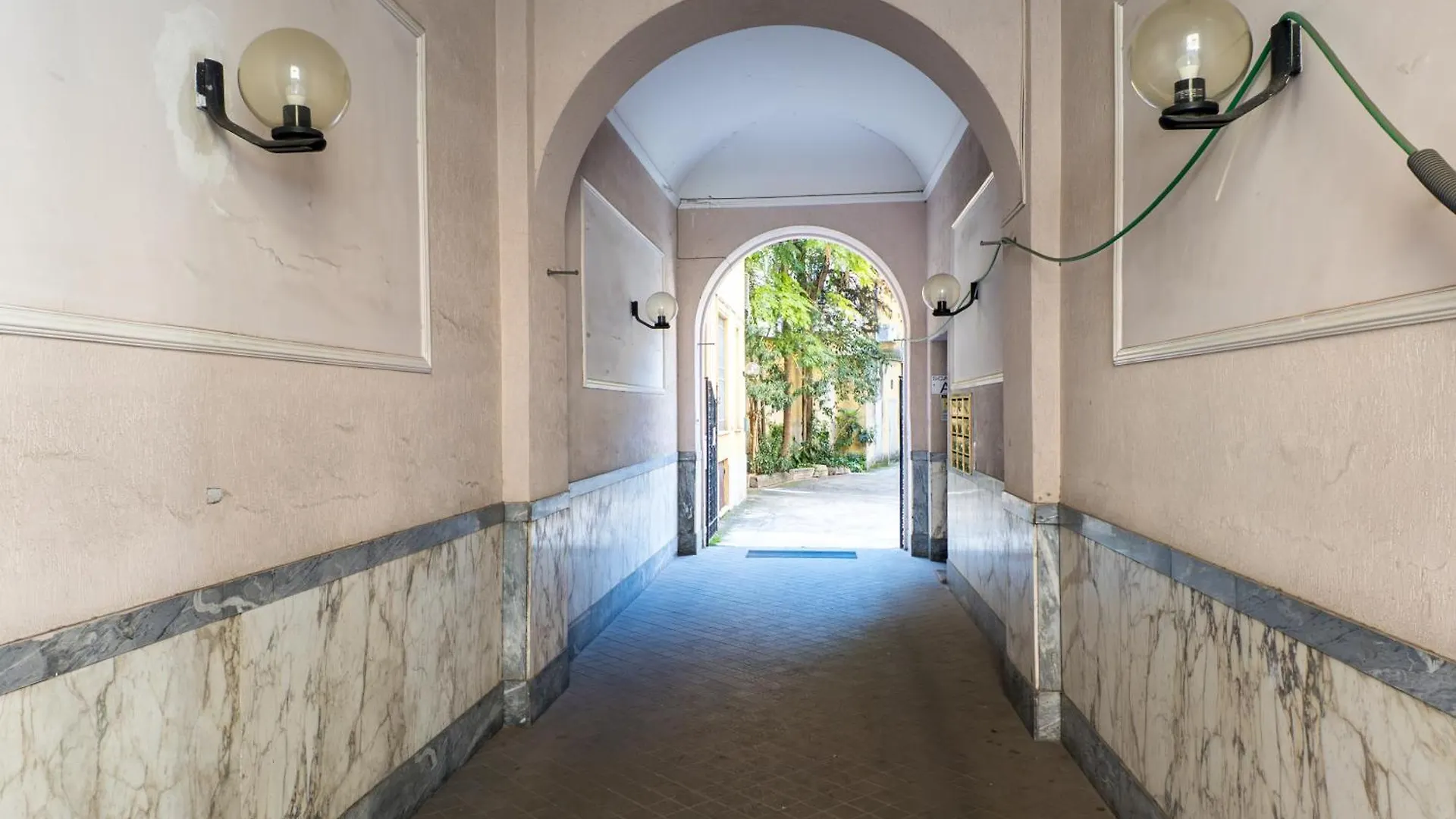 Iflat Mid-Century Modern Vatican Apartment Рим